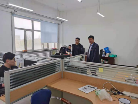 汪文斌、张喜海深入研究生自习室