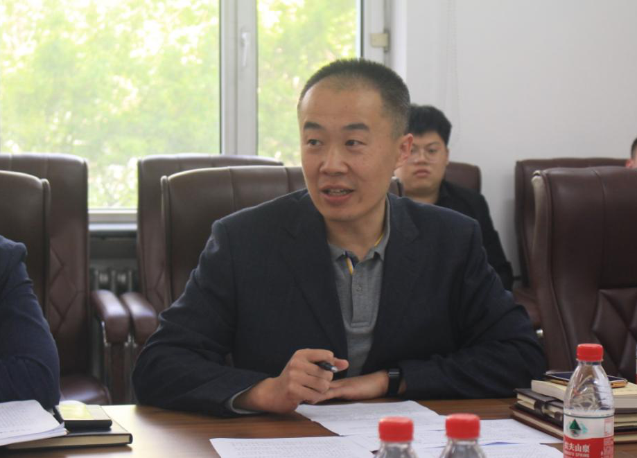 吴立全主持会议